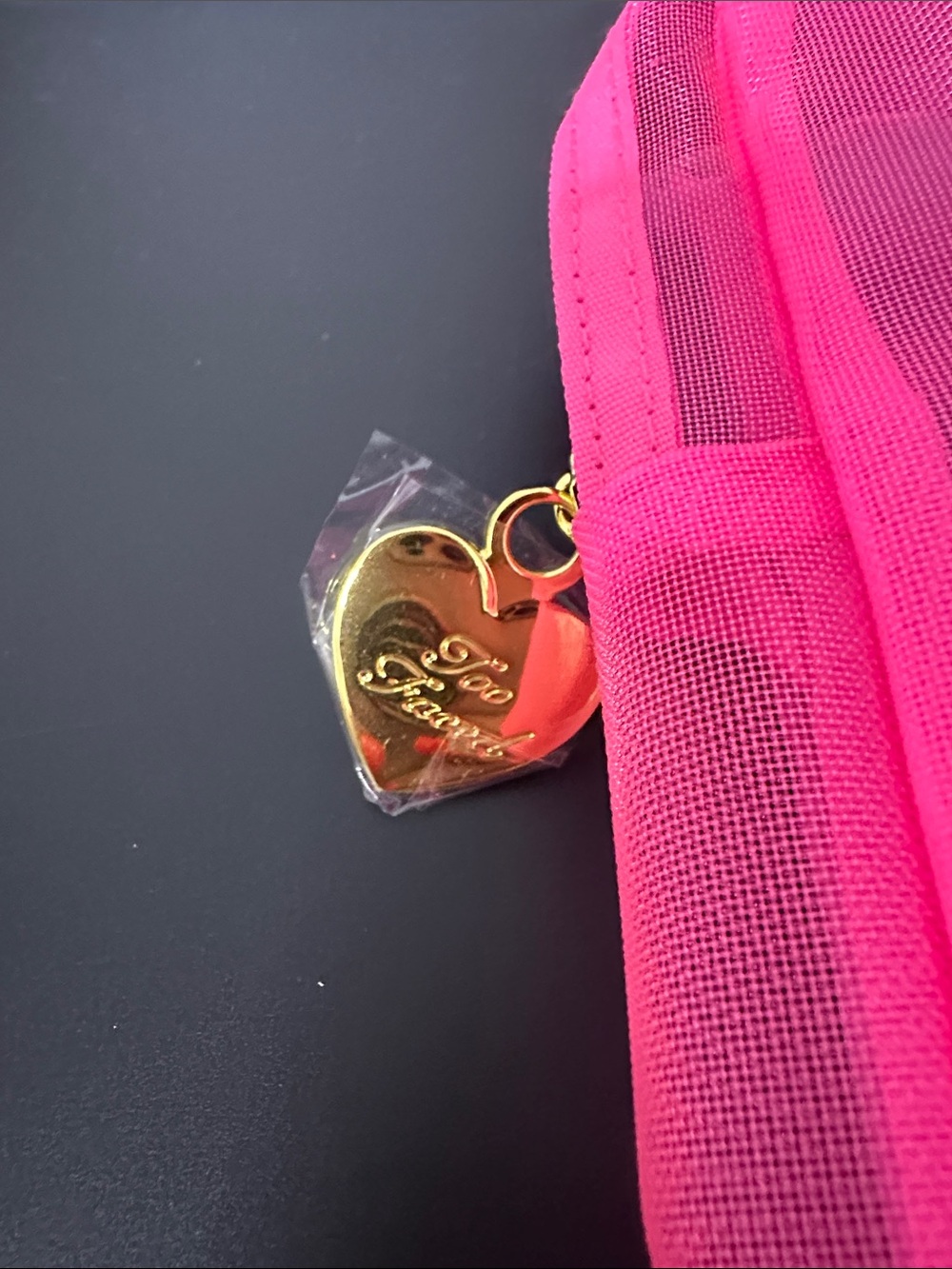 NWT Too Faced Neon Pink Mesh Cosmetic Pouch with Gold Heart Charm & Cosmetics - Picture 4 of 12